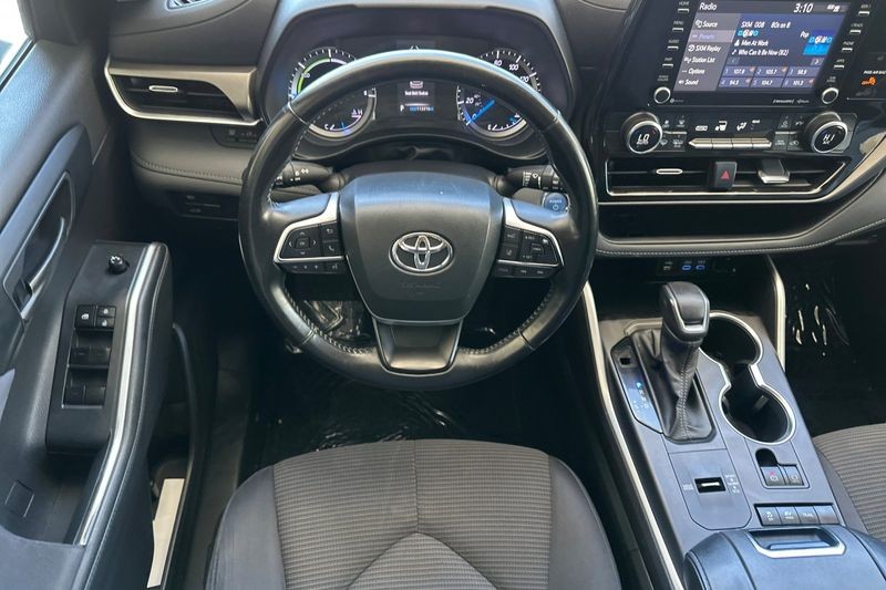 Toyota Highlander Vehicle Full-screen Gallery Image 14