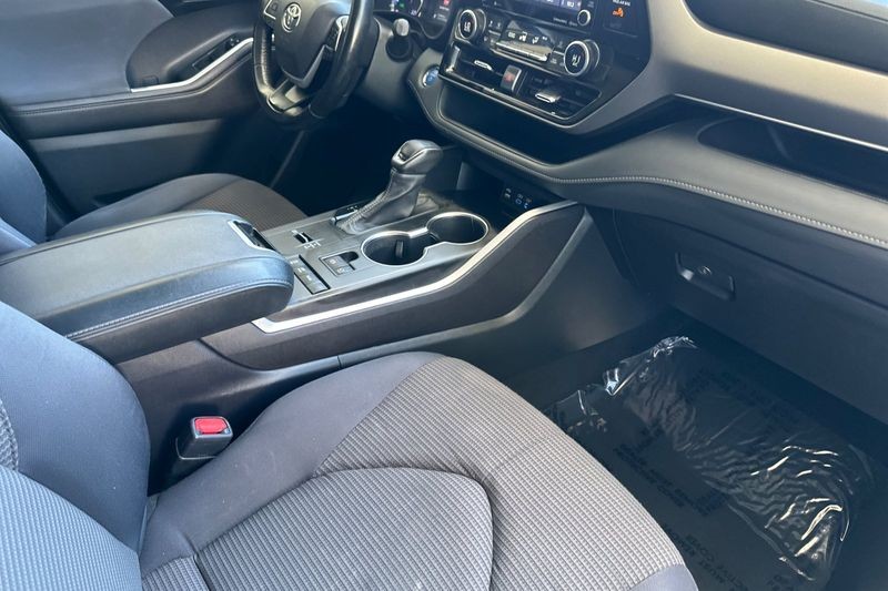 Toyota Highlander Vehicle Full-screen Gallery Image 17