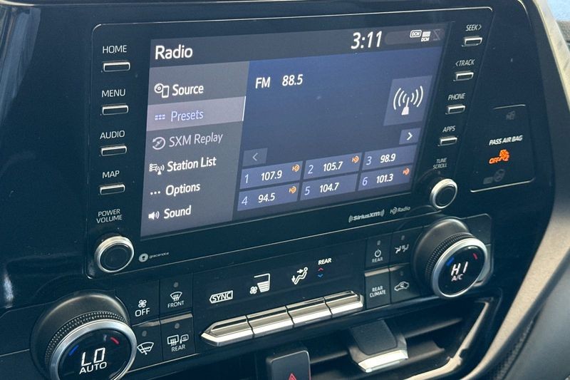 Toyota Highlander Vehicle Full-screen Gallery Image 19