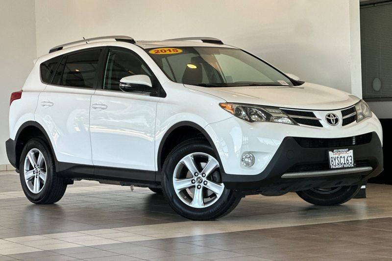 Toyota RAV4 Vehicle Full-screen Gallery Image 02