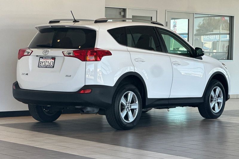 Toyota RAV4 Vehicle Full-screen Gallery Image 04