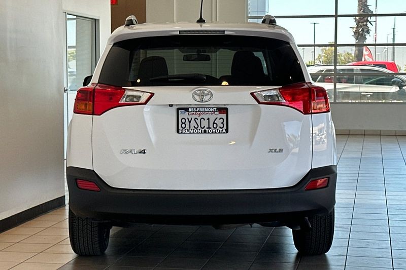 Toyota RAV4 Vehicle Full-screen Gallery Image 05
