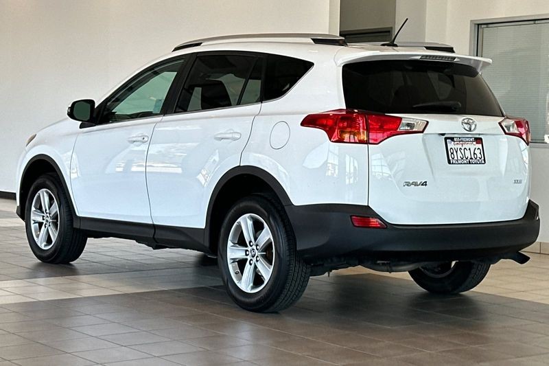 Toyota RAV4 Vehicle Full-screen Gallery Image 06