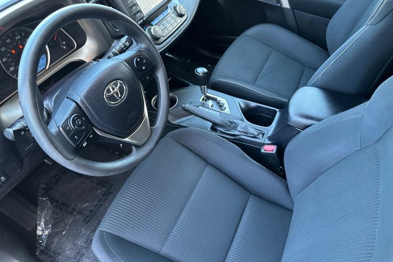 Toyota RAV4 Vehicle Full-screen Gallery Image 10