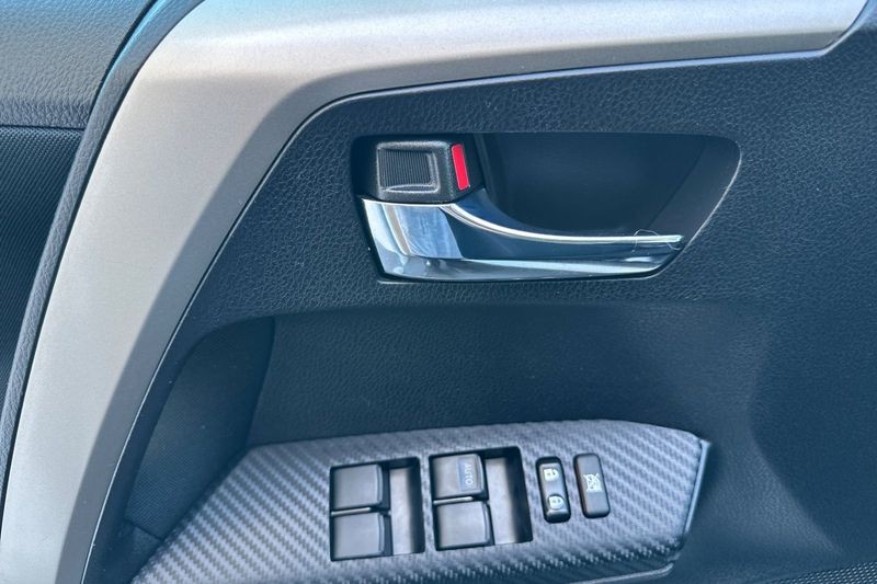 Toyota RAV4 Vehicle Full-screen Gallery Image 11