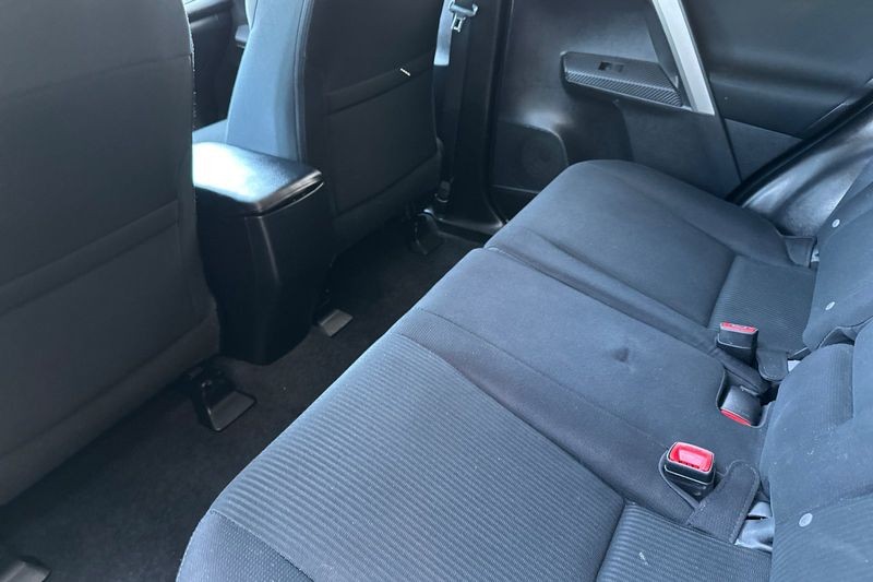 Toyota RAV4 Vehicle Full-screen Gallery Image 12