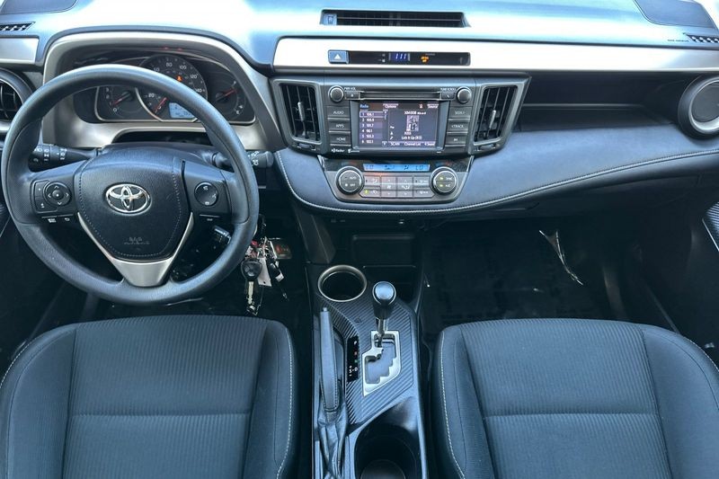 Toyota RAV4 Vehicle Full-screen Gallery Image 13