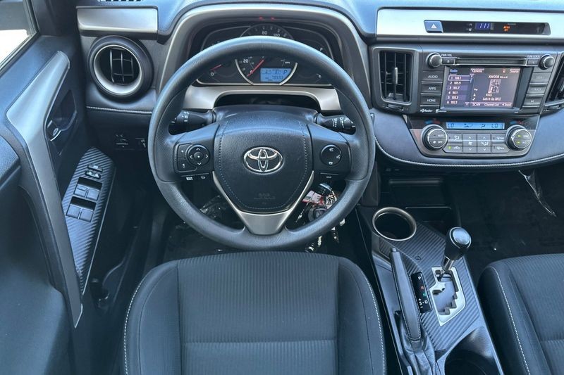Toyota RAV4 Vehicle Full-screen Gallery Image 14
