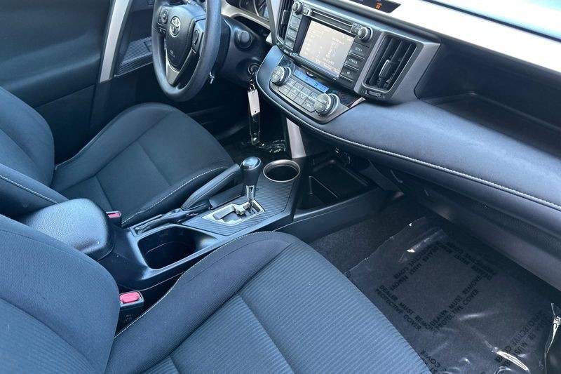 Toyota RAV4 Vehicle Full-screen Gallery Image 16