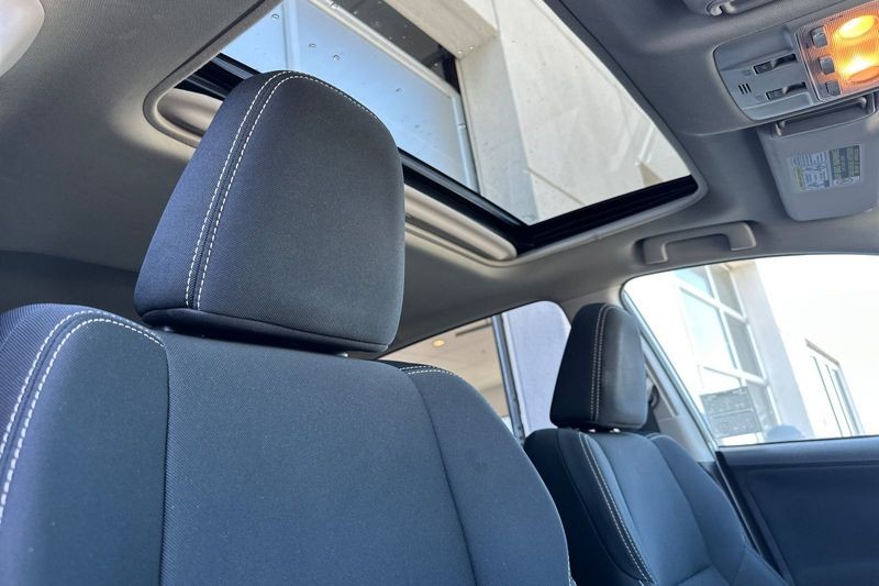 Toyota RAV4 Vehicle Full-screen Gallery Image 17