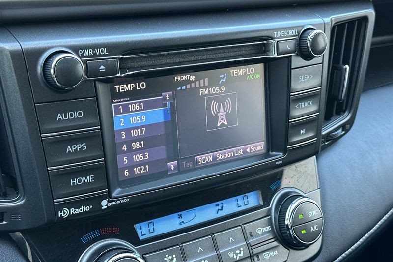 Toyota RAV4 Vehicle Full-screen Gallery Image 18