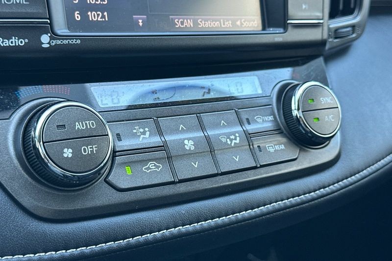 Toyota RAV4 Vehicle Full-screen Gallery Image 20