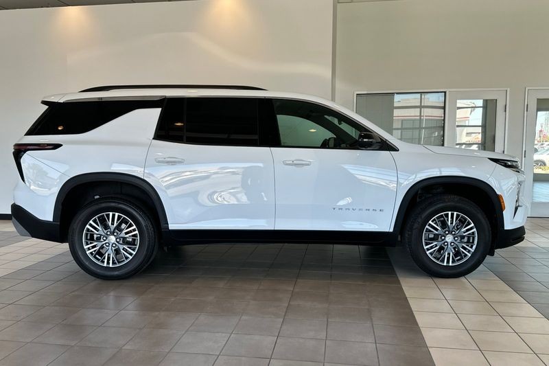 Chevrolet Traverse Vehicle Full-screen Gallery Image 03