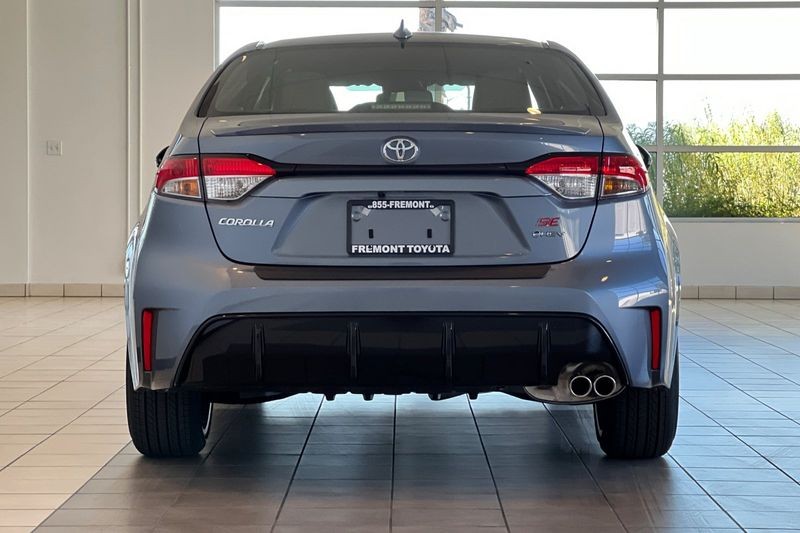 Toyota Corolla Hybrid Vehicle Full-screen Gallery Image 04