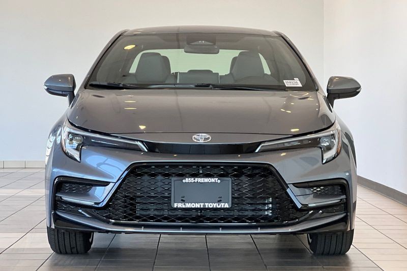 Toyota Corolla Hybrid Vehicle Full-screen Gallery Image 05