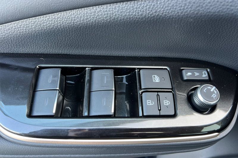 Toyota Crown Signia Vehicle Full-screen Gallery Image 08