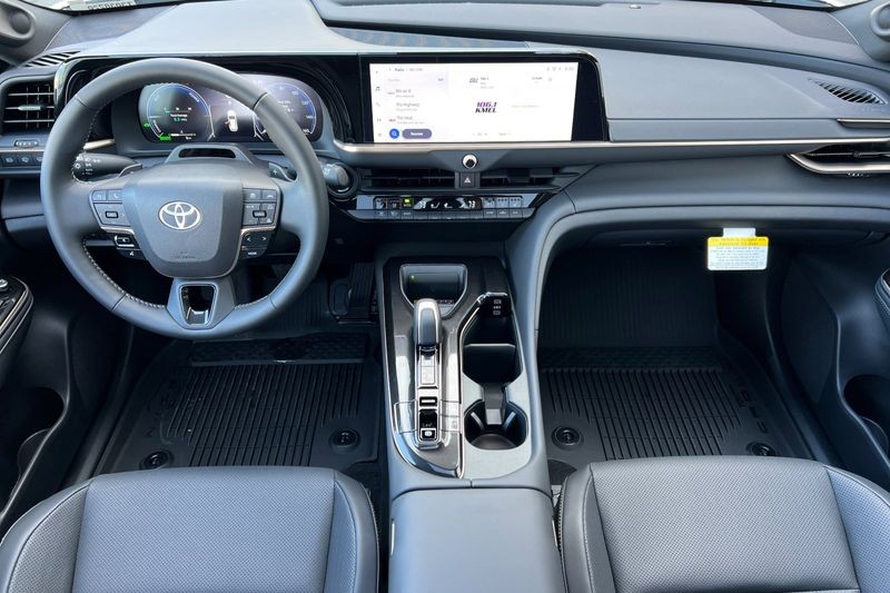 Toyota Crown Signia Vehicle Full-screen Gallery Image 10