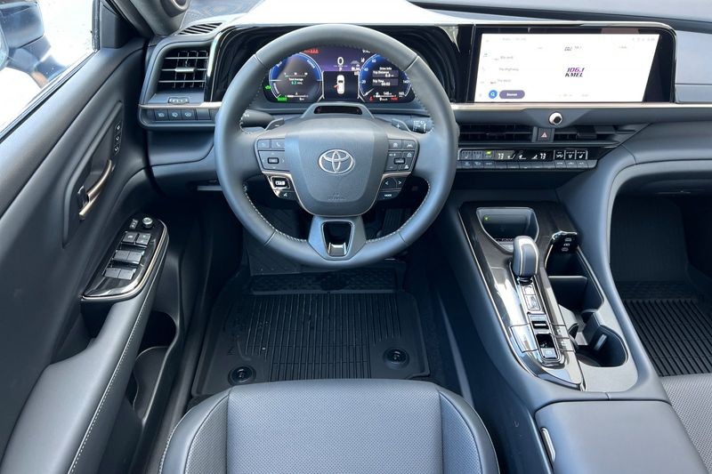 Toyota Crown Signia Vehicle Full-screen Gallery Image 11