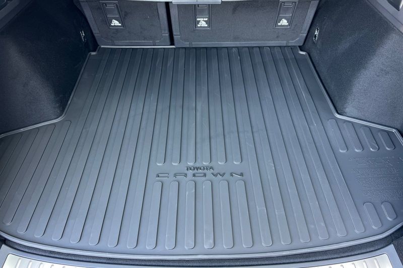 Toyota Crown Signia Vehicle Full-screen Gallery Image 12