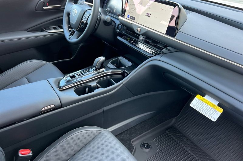 Toyota Crown Signia Vehicle Full-screen Gallery Image 13
