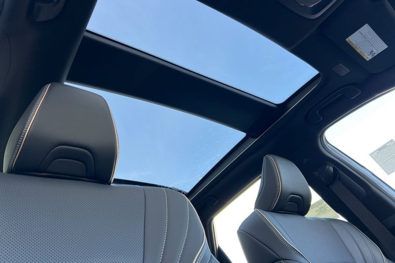 Toyota Crown Signia Vehicle Full-screen Gallery Image 14