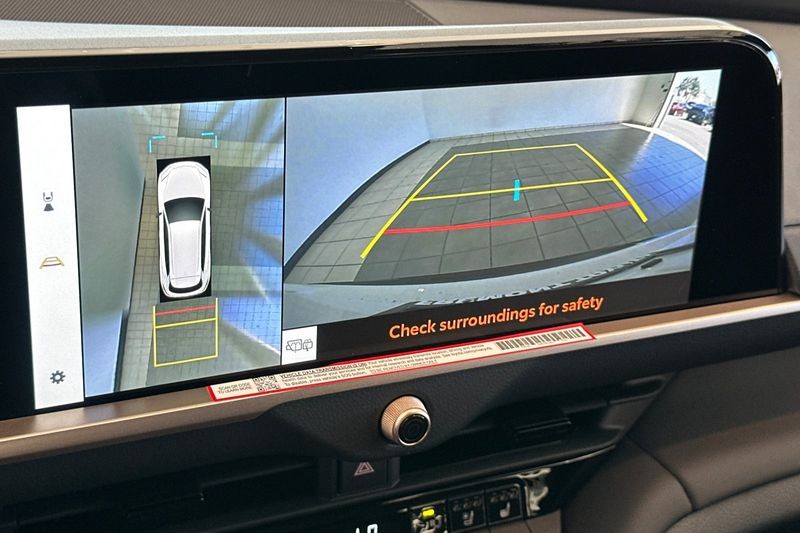 Toyota Crown Signia Vehicle Full-screen Gallery Image 16