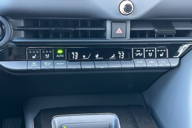 Toyota Crown Signia Vehicle Full-screen Gallery Image 17