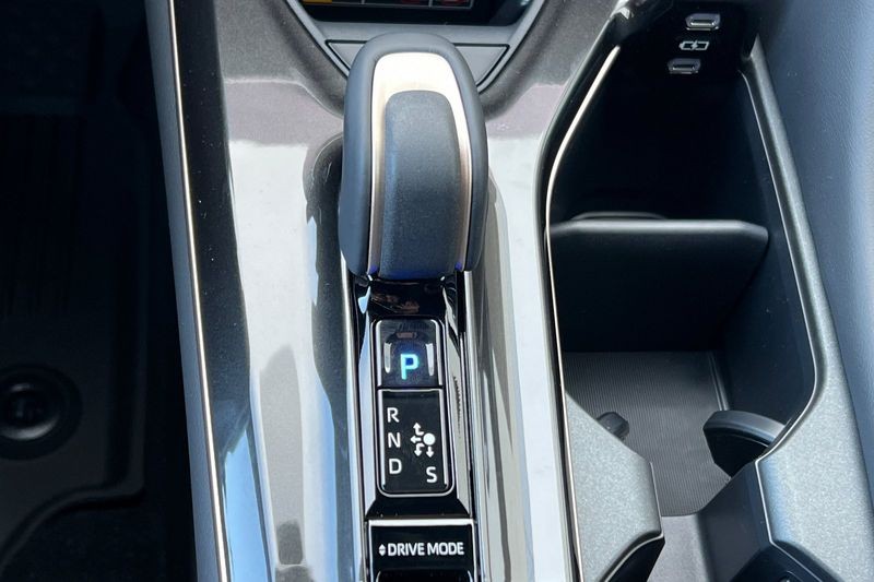 Toyota Crown Signia Vehicle Full-screen Gallery Image 18