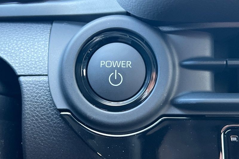 Toyota Crown Signia Vehicle Full-screen Gallery Image 19