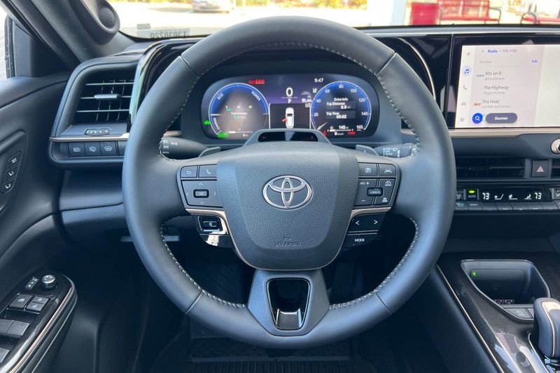 Toyota Crown Signia Vehicle Full-screen Gallery Image 20