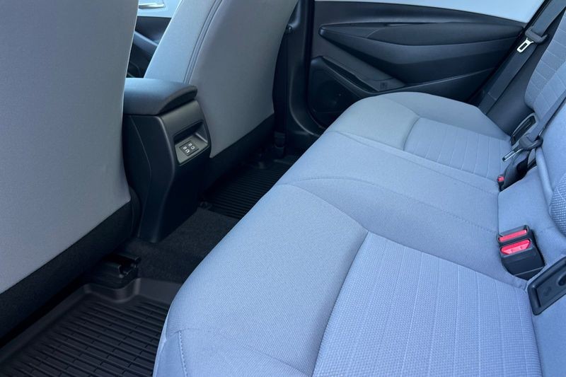 Toyota Corolla Vehicle Full-screen Gallery Image 09