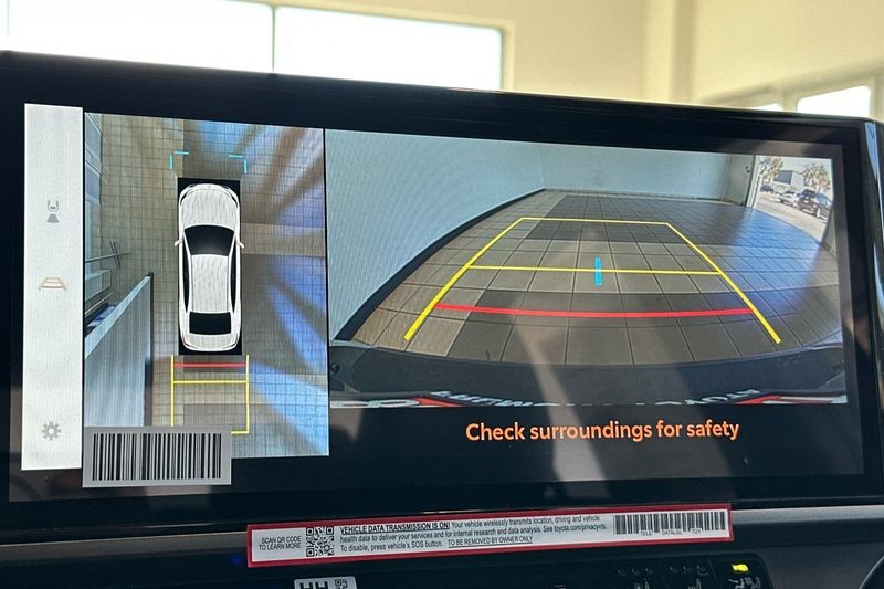 Toyota Camry Vehicle Full-screen Gallery Image 15