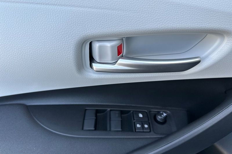Toyota Corolla Vehicle Full-screen Gallery Image 11