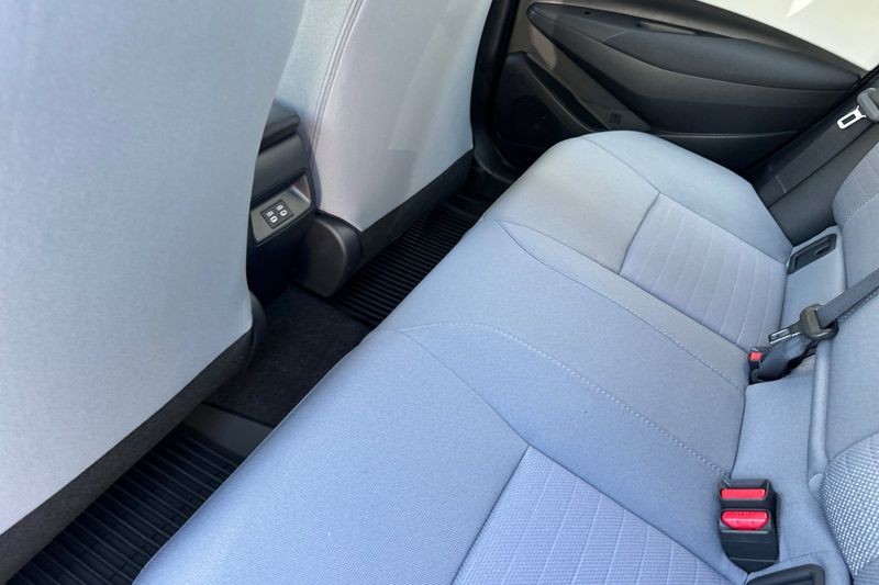 Toyota Corolla Vehicle Full-screen Gallery Image 12