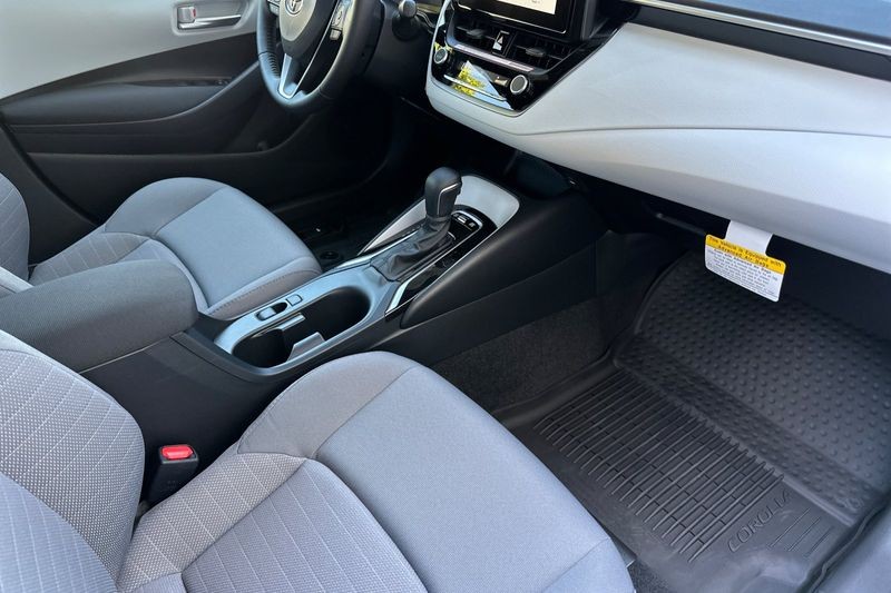 Toyota Corolla Vehicle Full-screen Gallery Image 15