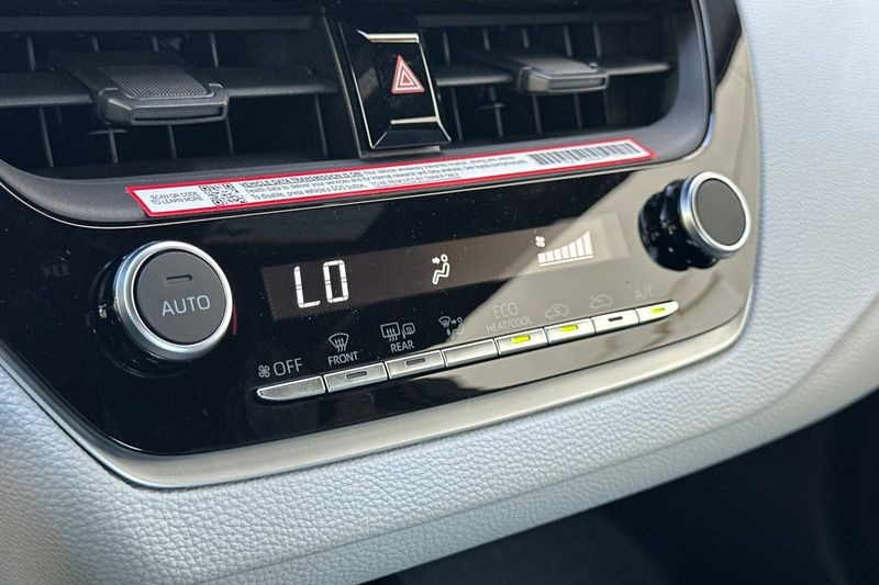 Toyota Corolla Vehicle Full-screen Gallery Image 19