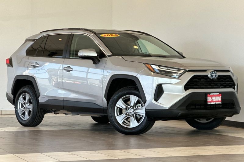 Toyota RAV4 Vehicle Full-screen Gallery Image 02
