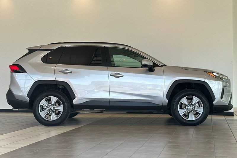 Toyota RAV4 Vehicle Full-screen Gallery Image 03