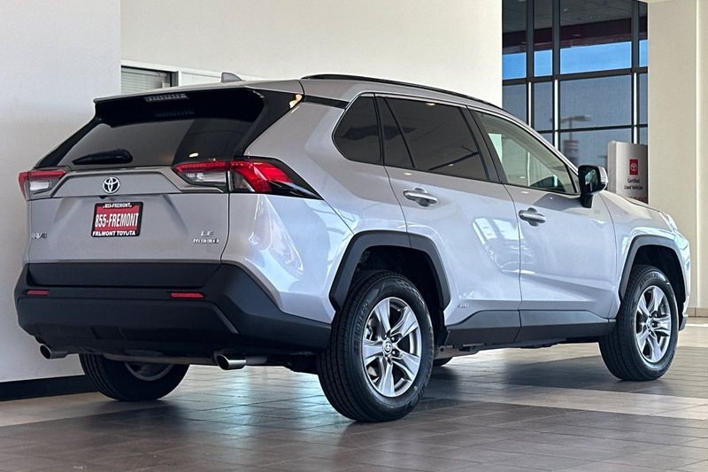 Toyota RAV4 Vehicle Full-screen Gallery Image 04
