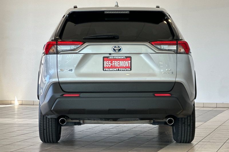 Toyota RAV4 Vehicle Full-screen Gallery Image 05