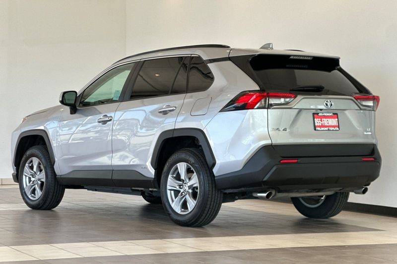 Toyota RAV4 Vehicle Full-screen Gallery Image 06