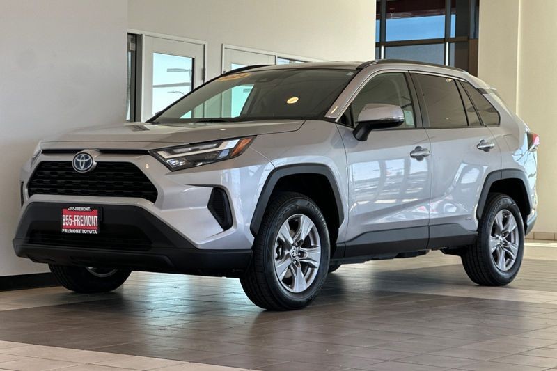 Toyota RAV4 Vehicle Full-screen Gallery Image 08