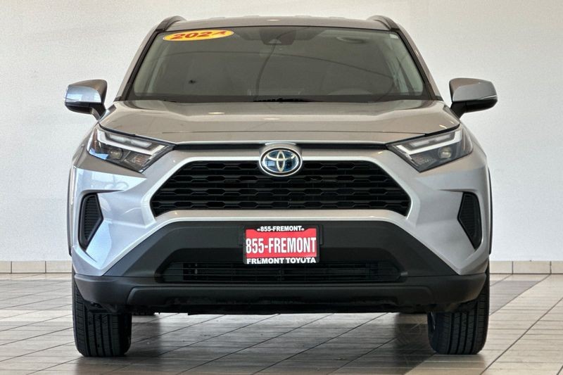 Toyota RAV4 Vehicle Full-screen Gallery Image 09