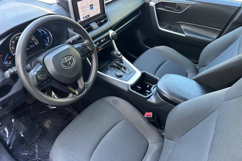 Toyota RAV4 Vehicle Full-screen Gallery Image 10