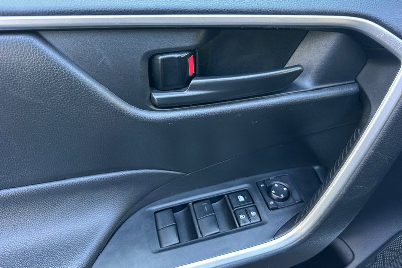 Toyota RAV4 Vehicle Full-screen Gallery Image 11