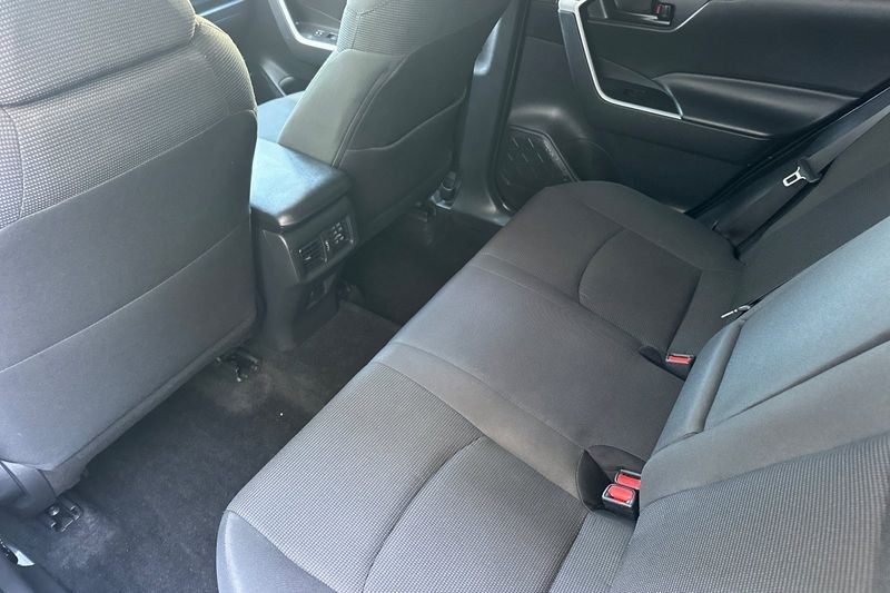 Toyota RAV4 Vehicle Full-screen Gallery Image 12