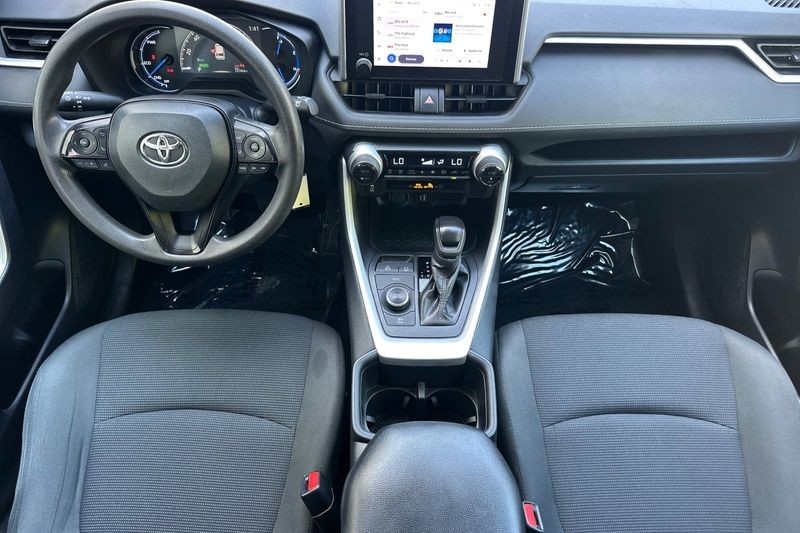 Toyota RAV4 Vehicle Full-screen Gallery Image 13