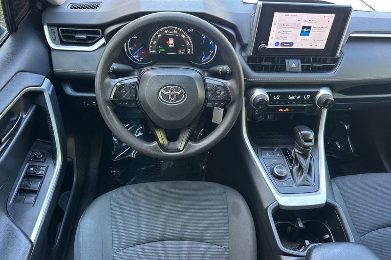 Toyota RAV4 Vehicle Full-screen Gallery Image 14