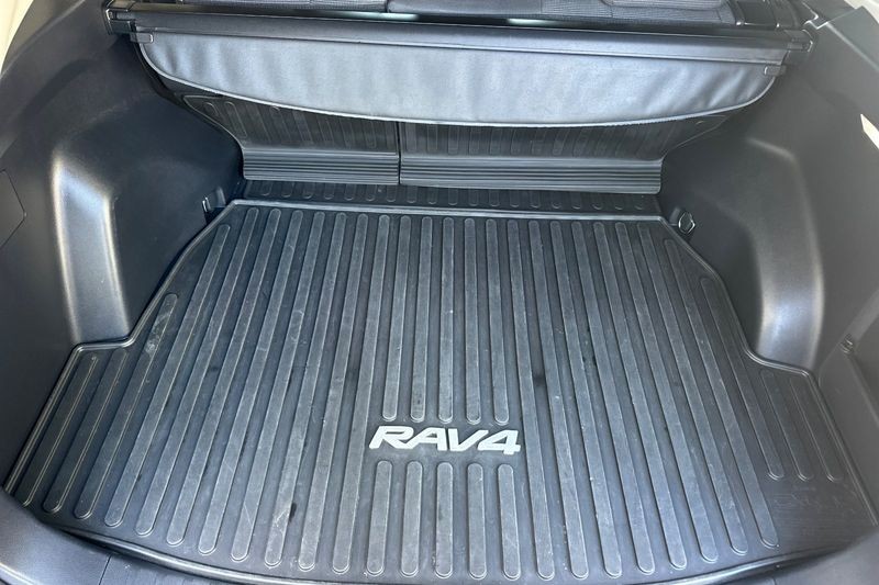Toyota RAV4 Vehicle Full-screen Gallery Image 15