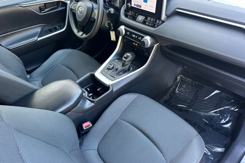 Toyota RAV4 Vehicle Full-screen Gallery Image 16